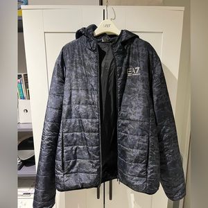 EA7 EMPORIO ARMANI - XXL but fits like loose L
Light Hooded Jacket Navy Camo